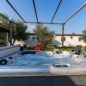 Holiday Kerniat , Pola Croazia